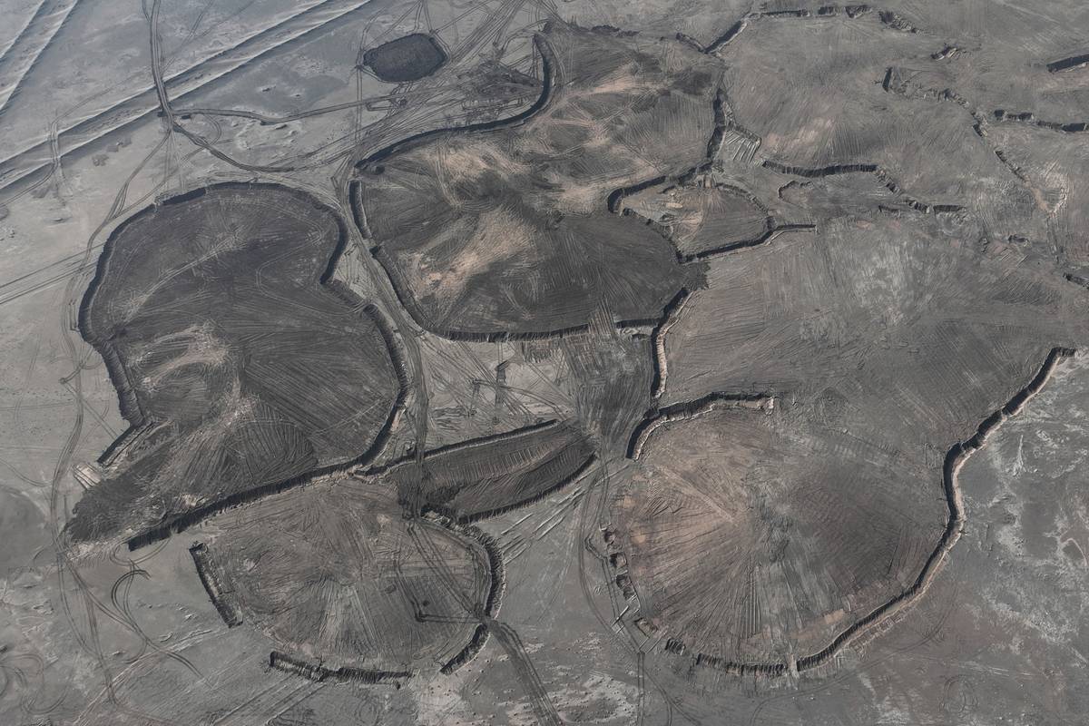 Irák již dlouho trápí písečné a prachové bouře. V posledních letech jsou ovšem ještě častější a intenzivnější. (Úprava písečných dun jižně od města Samawa, 21. prosince 2025.)