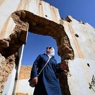 Pouhých sedm kilometrů od hlavního města Damašku a na dohled od rozlehlého prezidentského paláce Asada rozdávali lidé z Daráji růže vojákům, které režim vyslal, aby v březnu 2011 potlačili jejich pokojné protesty. Důsledkem byl jeden z nejhorších masakrů války - asi 700 mrtvých. Vojáci v  srpnu 2012 chodili od domu k domu a vraždili každého, koho našli.

(Obhájkyně lidských práv a členka Národní komise pro pohřešované a zmizelé osoby v Sýrii Amní Chúláníová si prohlíží trosky domu své rodiny v Daráji, 28. října.)