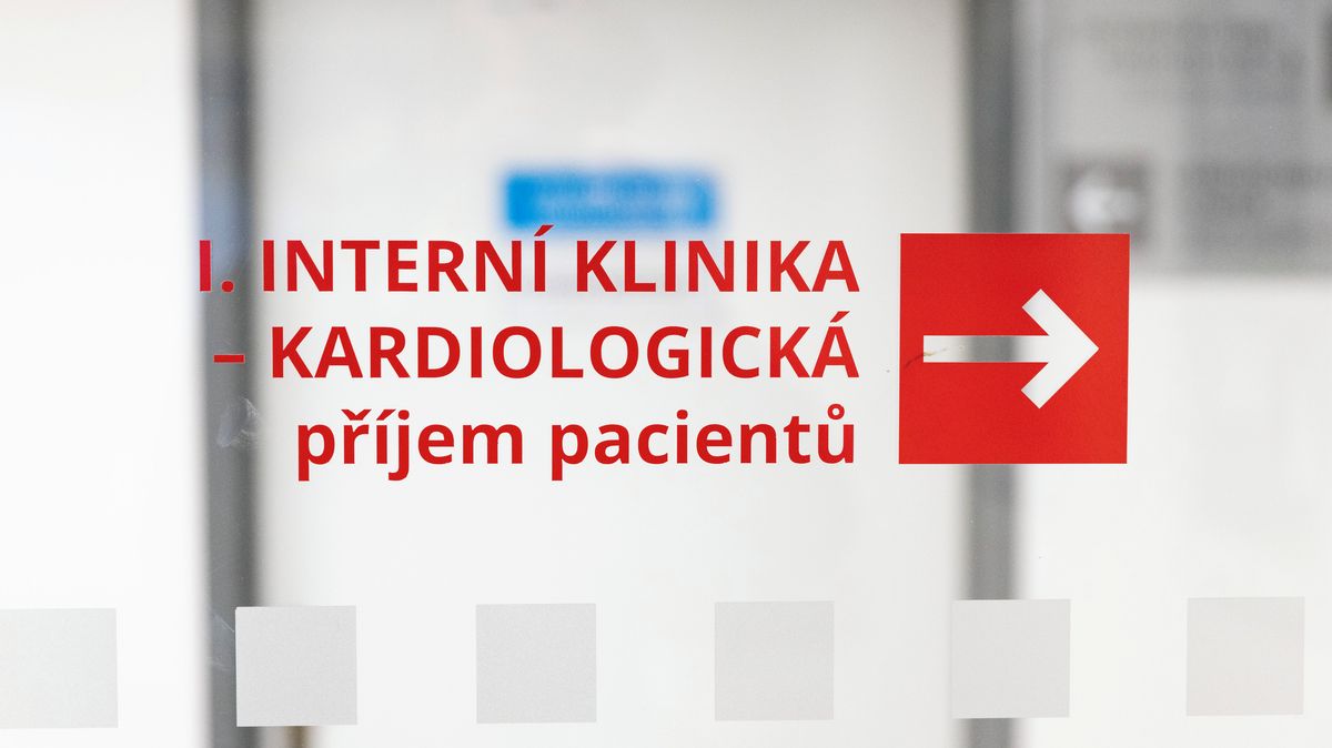 Podezřelé operace s defibrilátory: Nemocnice to ví rok, před policií mlčela