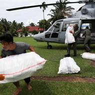 Armáda dopravuje humanitární pomoc do odlehlých oblastí vrtulníky.