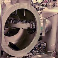 Vakuová komora pro depozici extrémně čistých materiálů, ze kterých vznikají kvantové čipy.