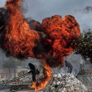 Demonstranti a policie se střetli před řeckým parlamentem během protestu u příležitosti druhého výročí nejhorší železniční katastrofy v historii země. (Athény, 28. února)