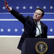 Elon Musk gestikuluje na pódiu v den inaugurace druhého prezidentského období Donalda Trumpa. (Washington, 20. ledna)