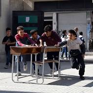 „V Daráji panuje velké utrpení. Mnozí nevědí, kde jsou jejich děti,“ podotkla Chuláníová, členka Národní komise pro pohřešované osoby.
(Děti si nesou nové stoly a židle do školy, 28. října.)