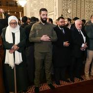 Ahmad Šara si výročí připomněl ranní modlitbou v Umajjovské mešitě v Damašku, informovala agentura SANA. Prezident byl oblečen do vojenského oděvu, podobně jako během vítězného tažení vedeného sunnitským islamistickým uskupením Haját Tahrír aš-Šám (HTS), které vzešlo ze syrské odnože teroristické sítě al-Káida.