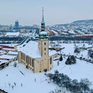 Kostel byl přestěhován na okraj nového Mostu.
