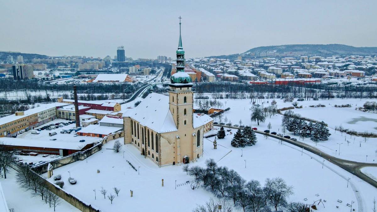 Kostel byl přestěhován na okraj nového Mostu.