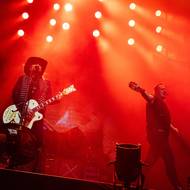 Vloni ale Koller odešel a věnuje se sólové tvorbě. V Lucii ho také tuto středu v O2 areně nahradil zpěvák Viktor Dyk.