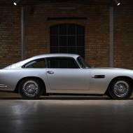 Raritní Aston Martin DB5 před renovací a po ní. Cena vzrostla tisíckrát.