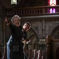 Glenn Close v roli Marthy a Josh O’Connor jako Jud.