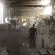 Atraš se obává zabavení průmyslového vybavení lomu, rozšiřování izraelských osad, které prosazuje část kabinetu Benjamina Netanjahua, a palestinské finanční krize.

(Dělníci tvarují velké bloky jeruzalémského kamene, Beit Fajar, 10. listopadu.)