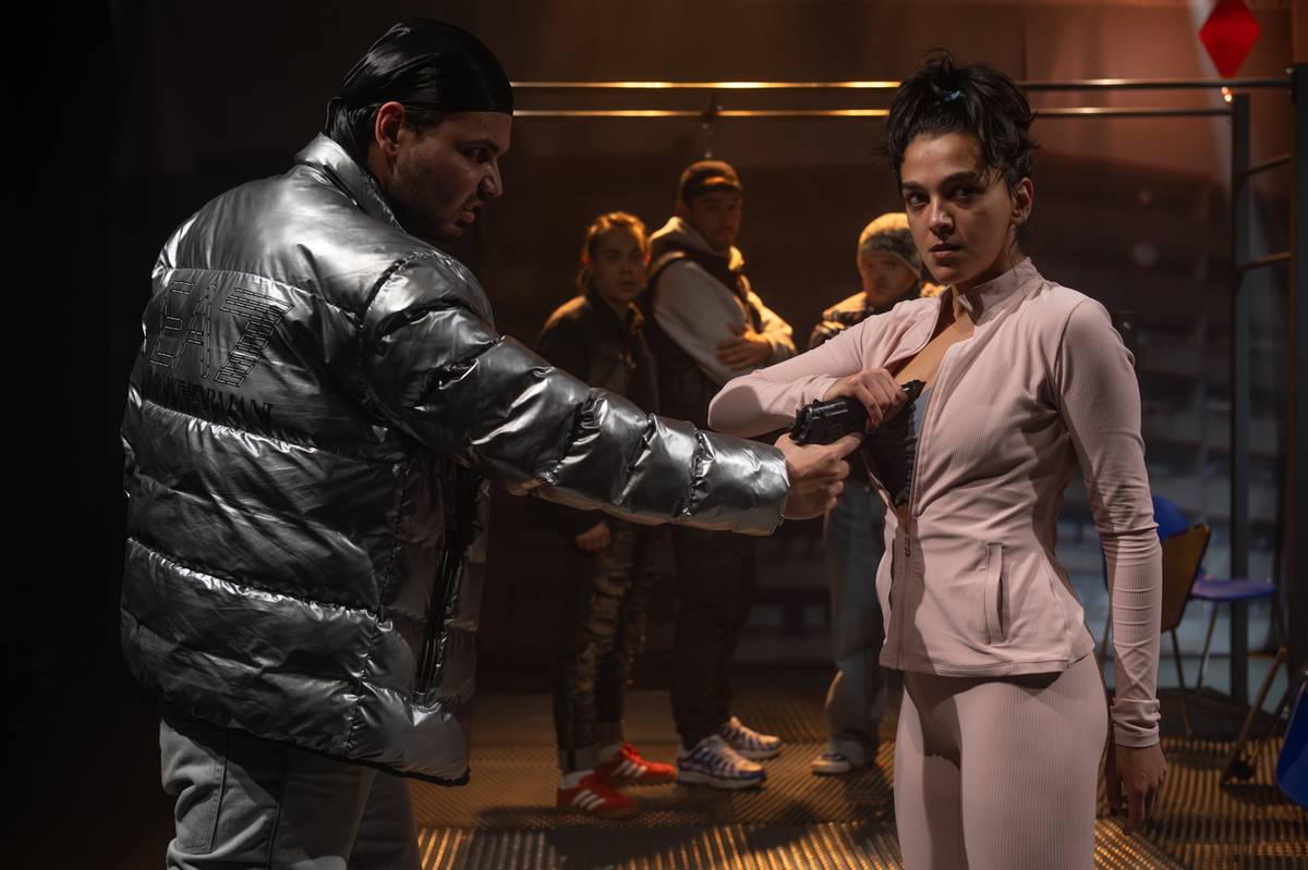 Na fotografii z inscenace Když nám bylo míň, kterou uvádí pražská MeetFactory, jsou Nikolas Ferenc a Luciana Tomášová.