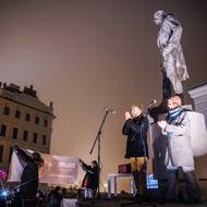 Pod sochou prvního československého prezidenta Tomáše Garrigue Masaryka promluvil předseda spolku Milion chvilek Mikuláš Minář.