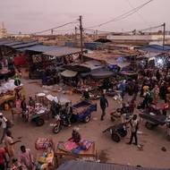 Mauritánské bezpečnostní síly od začátku roku 2024 zadržely asi 13 500 lodí směřujících na Kanárské ostrovy. (Lidé nakupují na trhu Sixieme v Nouakchottu v Mauritánii, 14. července.)