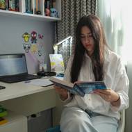 Stále více dětí tak navštěvuje podzemní školy ve městě. Jevangelina Tuturiková (na snímku) do jedné z nich chodí od září. Nachází se několik metrů pod ulicí bez přirozeného světla. „Moc se mi tam líbí,“ říká čtrnáctiletá dívka, „protože tam můžu zase mluvit osobně se svými spolužáky.“ Podle radnice bude v Charkově do konce roku otevřeno 10 podzemních škol.