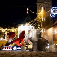 Mezitím hodiny na náměstí v Cortině neúprosně odpočítávají začátek her. Stihnou Italové všechno připravit?