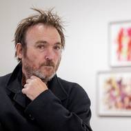 Osobité portréty slavných filozofů nebo obraz s vraky lodí pojmenovaných po básnících, kteří si dobrovolně vzali život, obsahuje výstava děl Miquela Barceló (na fotografii) v pražském Centru současného umění DOX.