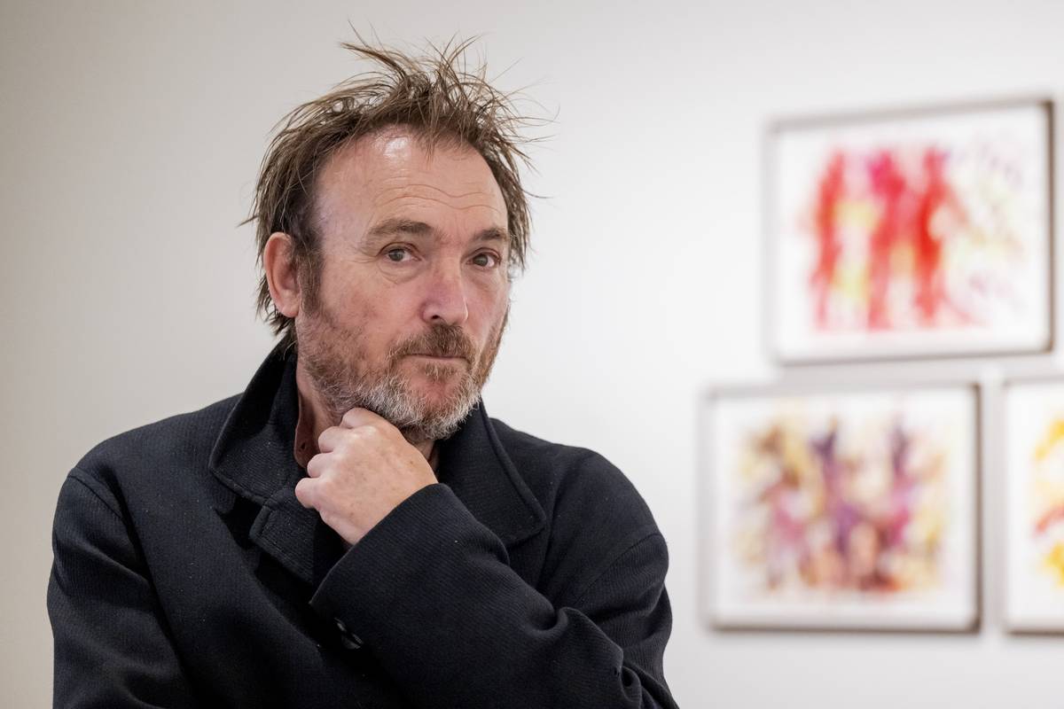 Osobité portréty slavných filozofů nebo obraz s vraky lodí pojmenovaných po básnících, kteří si dobrovolně vzali život, obsahuje výstava děl Miquela Barceló (na fotografii) v pražském Centru současného umění DOX.