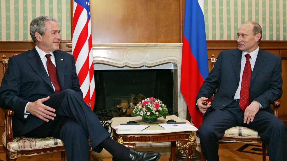 Soud odtajnil staré rozhovory Bushe s Putinem. Připouští v nich Ukrajinu v NATO