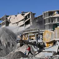 Všichni v Sýrii podle reportérů agentury AFP hovoří o nezdolném duchu Daráji, jejíž obyvatelé jsou již dlouho vyhlášení pro svou energii a elán. Jak totiž vychovávat rodinu ve městě, kde je podle studie Syrsko-americké asociace inženýrů 65 % budov zničeno a dalších 14 % vážně poškozeno?

(Příprava výstavby nových domů v Daráji, 28. října.)