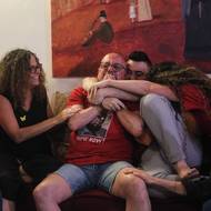 Rodina a přátelé izraelského rukojmího Eitana Horna reagují na zprávu o jeho propuštění ve svém domě v centrálním izraelském městě Roš Ha-Ajin. (13. října)