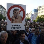 V květnu 2017 se po celé zemi konaly demonstrace proti politice Andreje Babiše a Miloše Zemana. Babiše protestující vinili z neodvádění daní a zasahování do obsahu médií.