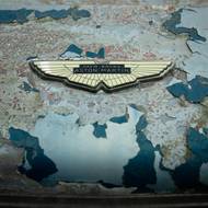 Raritní Aston Martin DB5 před renovací a po ní. Cena vzrostla tisíckrát.