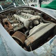 Raritní Aston Martin DB5 před renovací a po ní. Cena vzrostla tisíckrát.