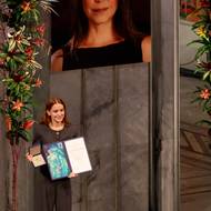 „Přestože se nebude moci zúčastnit ceremonie ani dnešních akcí, s velkým potěšením potvrzujeme, že je v bezpečí a bude s námi v Oslu,“ cituje agentura AFP z prohlášení Norského Nobelova institutu. Machadová do Osla podle institutu přicestuje v noci.