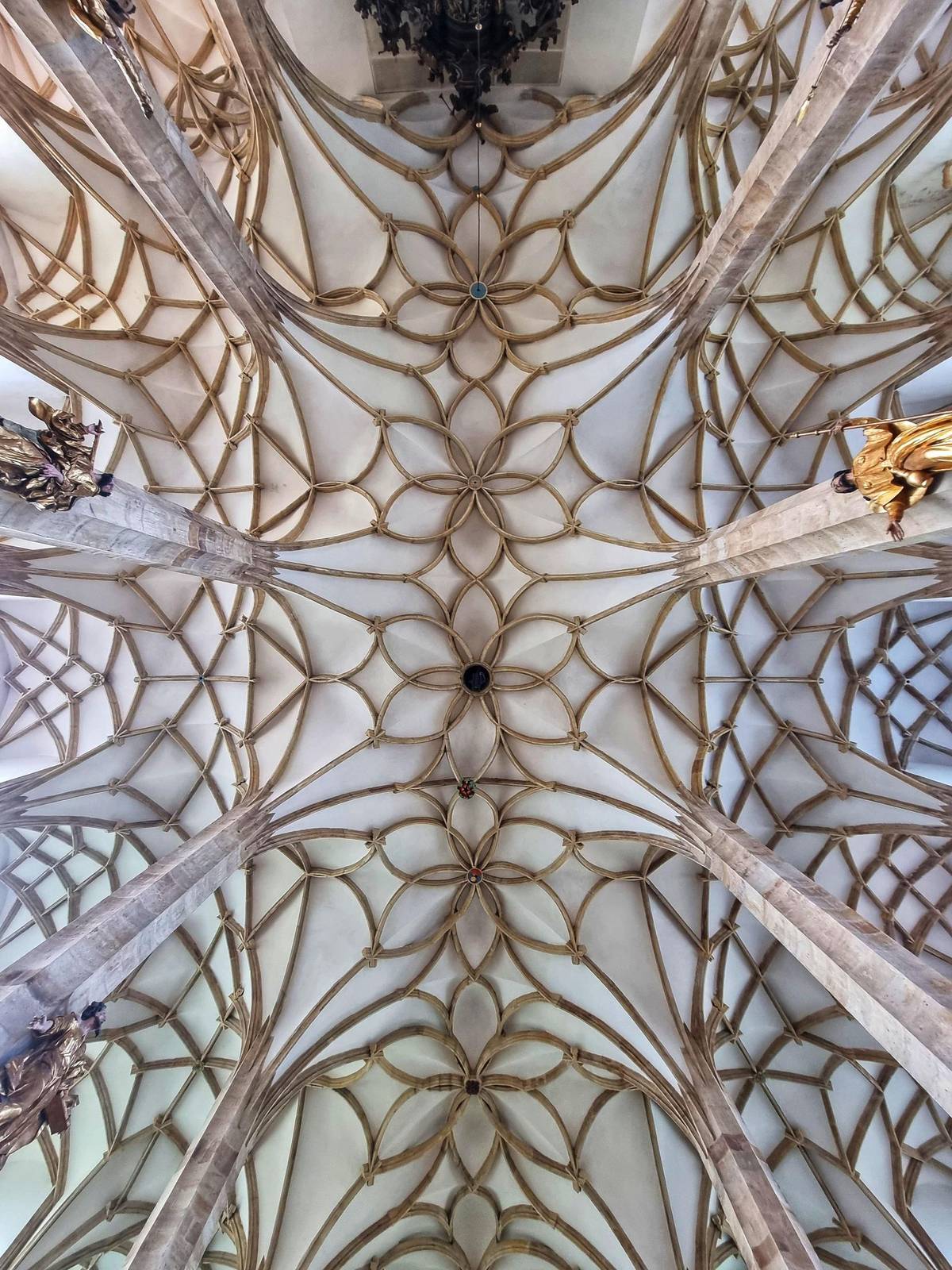 Kroužená klenba kostela patří k nejkrásnějším v Česku.