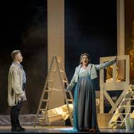 Na fotografii z inscenace Toscy, která má tento pátek premiéru v libereckém Divadle F. X. Šaldy, jsou Eduard Martyniuk jako Cavaradossi a Lívia Obručník Vénosová v roli Toscy.