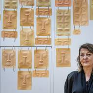 Kateřina Vincourová před svým dílem Ticho z roku 2025.