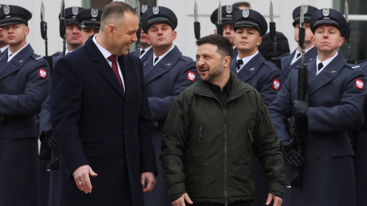 Zelenskyj u Nawrockého. Úsměvům prezidentů předcházely tahanice