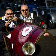 Legendární závod 1000 mil československých vystartoval v ranních hodinách směr Bratislava. Účast rekordních 130 historických vozů odkazovala ke 130. výročí značky Škoda. (12. června)