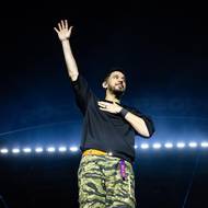 Na snímku je Mike Shinoda z Linkin Park při vystoupení na hlavním pódiu na festivalu Rock for People. V roce 2024 vydala skupina první nové album od tragického úmrtí frontmana kapely Chestera Benningtona v roce 2017. (14. června)