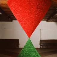 Ivan Kafka: Velmi podivný jarní kopeček, 1988, zelená a červená krepová „tráva“, provázky, výška 550 cm, průměr 400 cm, Koloděje – jízdárna, Praha.