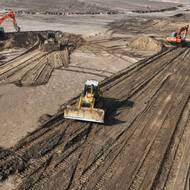 V relativně malé oblasti mezi městy Násiríja a Samawa, nedaleko starověkých sumerských ruin, dělníci tvrdě pracují na stabilizaci půdy nanášením vrstvy vlhké hlíny o tloušťce 20–25 centimetrů.