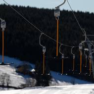Jízda na umělém sněhu je podle záchranáře a mluvčího Horské služby Marka Fryše fyzicky náročnější.
