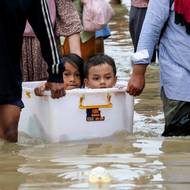 O střechu nad hlavou přinejmenším dočasně přišlo kolem 300 tisíc lidí.
