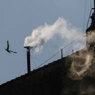 Z komína Sixtinské kaple stoupá bílý kouř. Byl zvolen nový papež Lev XIV. (Vatikán, 8. května)