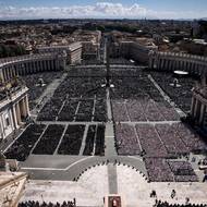 Lidé se účastní pohřební mše za papeže Františka. (Vatikán, 26. dubna)