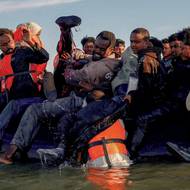 Skupina migrantů v nafukovacím člunu na pobřeží severní Francie, pláž Petit-Fort-Philippe v Gravelines, poblíž Calais, Francie, 25. srpna.