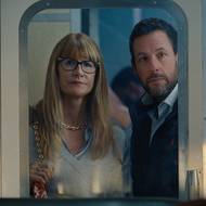Laura Dern v roli Liz a Adam Sandler jako Ron Sukenick.