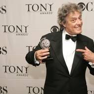 29. listopadu. Ve věku 88 let zemřel 29. listopadu jeden z nejznámějších britských dramatiků a filmových scenáristů Tom Stoppard. Rodák ze Zlína získal Oscara za scénář k filmu Zamilovaný Shakespeare. Za ten k filmové sci-fi komedii Brazil byl na prestižní cenu nominován.