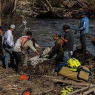 Okolí řeky Guadalupe v Texasu postihly katastrofální bleskové povodně, při kterých hladina řeky během jediné hodiny vystoupila v určitých úsecích až o téměř devět metrů. Zemřelo na 50 lidí. (9. července)