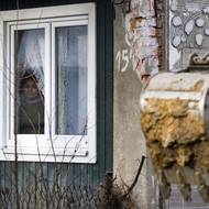Lidé ze sousedních domů demolici průběžně sledují.