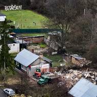 Bourání prázdných finských domků v osadě začalo 12. listopadu. O den později přijeli podporovatelé osady a obsadili poslední dům v aktuální demoliční vlně.