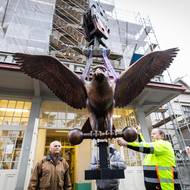 Stejně jako předloha i dnes sokol v pařátech svírá činku.