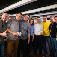 Vítězný tým Kafky na společném snímku s moderátory a oběma „žolíky“ po skončení investičního pubkvízu.