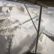 Většina z přibližně 300 lomů na Západním břehu se nachází v oblasti C, která spadá pod plnou izraelskou správu a zahrnuje převážnou většinu izraelských osad.